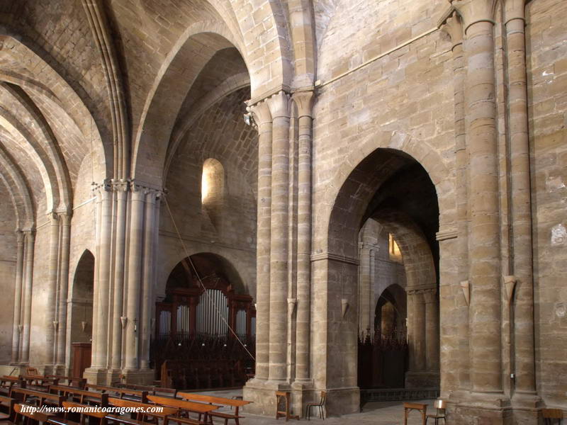 EMBOCADURA DE LAS NAVES LONGITUDINALES EN LA NAVE TRANSEPTO, DESDE EL LADO NORTE